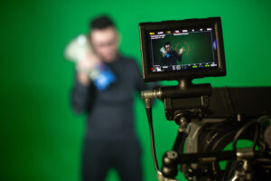 homem produzindo conteúdo para web tv